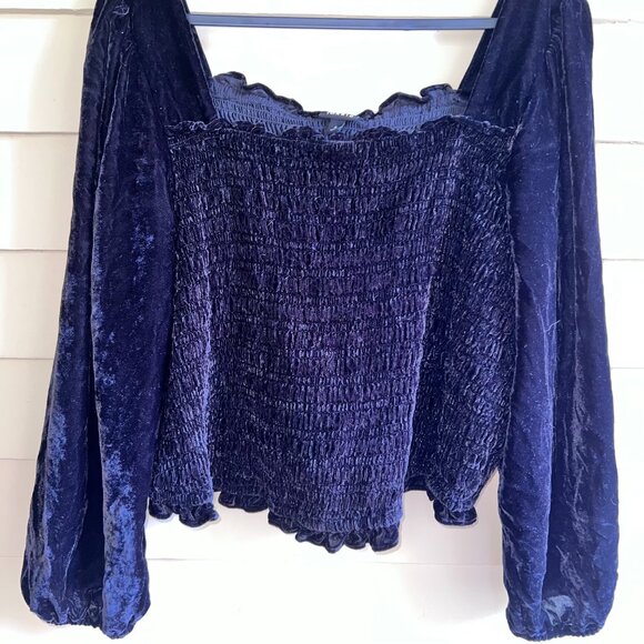 TORRID Black Velvet Smocked Blouson Sleeve Crop Top - Picture 4 of 9